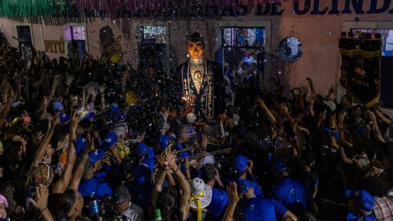 Brazil’s Carnival Only Starts When 12-Foot John Travolta Arrives – MASHAHER