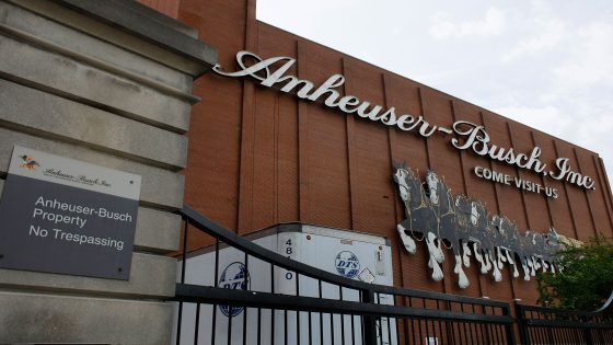 Trump, on eve of fundraiser with Anheuser-Busch lobbyist, defends company – MASHAHER