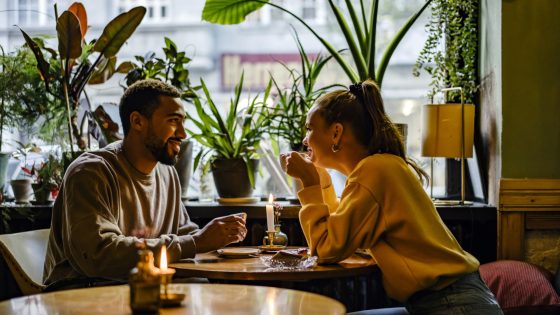 Who Americans think should pay on a first date – MASHAHER