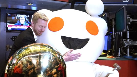 Reddit shares rise 30% to start week after social media company’s IPO – MASHAHER