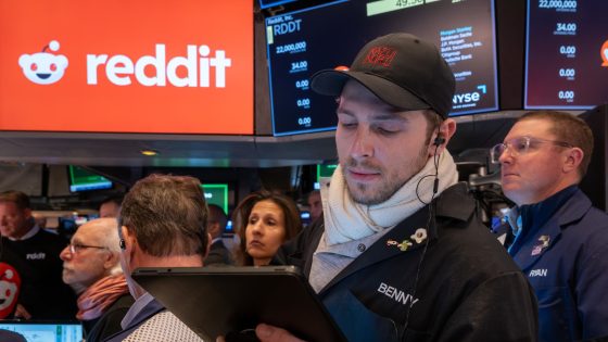 Reddit shares plunge 25% in two days, end week below first day close – MASHAHER