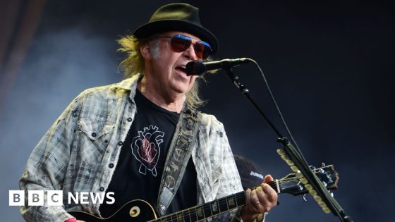 Neil Young to put his music back on Spotify after boycott over Joe Rogan – MASHAHER