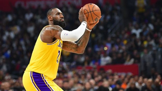 LeBron James says ‘I’ll be all right’ after ankle causes exit – MASHAHER