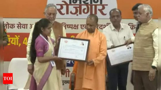 UP CM Yogi Adityanath hands over appointment letters to UPPSC appointees | Lucknow News – MASHAHER