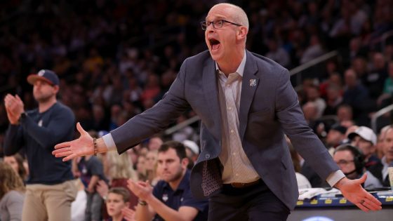 UConn’s Dan Hurley, irritated by a fan, gets technical foul – MASHAHER