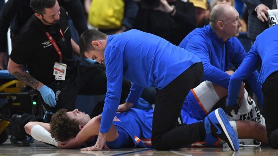 Gators’ Micah Handlogten suffers fractured leg in SEC final – MASHAHER