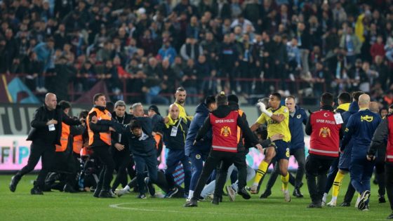 Trabzonspor fans storm pitch, charge players after loss – MASHAHER