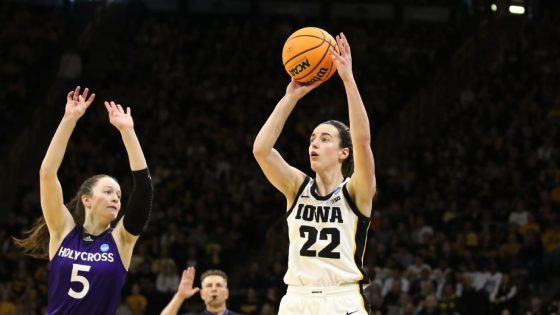 Caitlin Clark overcomes slow start, guides Iowa past Holy Cross – MASHAHER