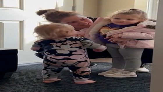 Video Excited toddler can’t wait to greet her big sister after preschool – MASHAHER