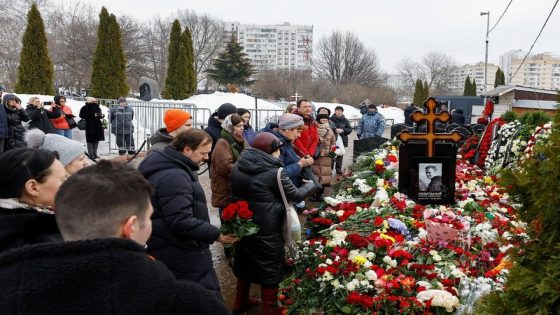 Russians lay flowers at Navalny’s grave, hail him as symbol of hope – MASHAHER