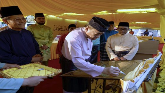 Selangor Ruler inaugurates Masjid At-Tuqo, breaks fast with Kuala S’gor residents – MASHAHER