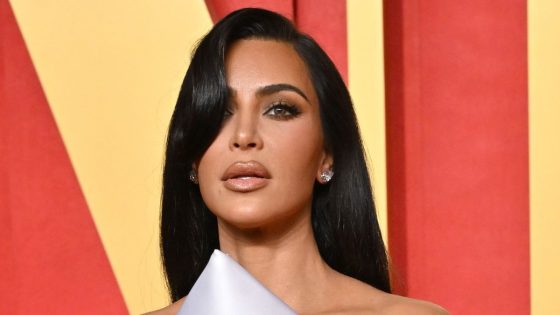 Emily Ratajkowski And Kim Kardashian Wore Similar Structured Dresses To Oscars After Party, But How The Heck Did Emily’s Stay On? – MASHAHER