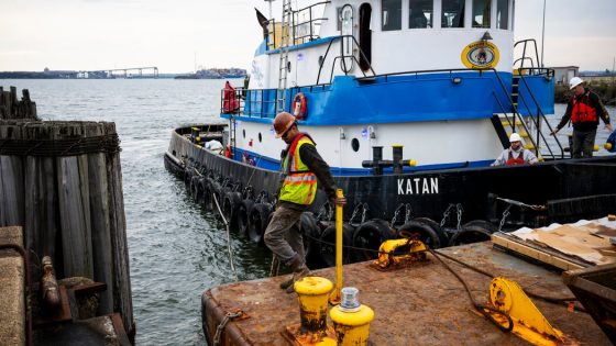 Crews at Site of Bridge Collapse Work on Removing First Piece of Debris – MASHAHER