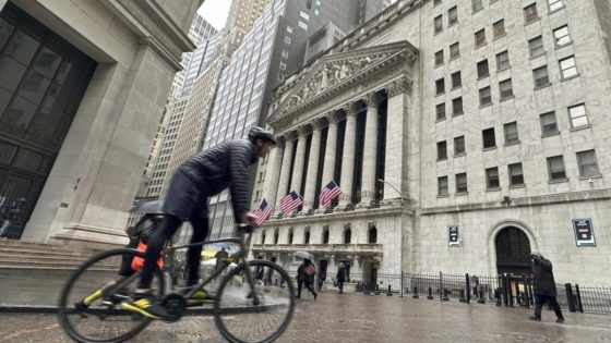 Wall St slips as traders assess data; chip stocks slide – MASHAHER