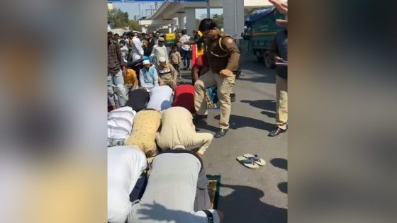 On Camera, Delhi Cop Kicks Men Offering Namaz On Road, Suspended – MASHAHER