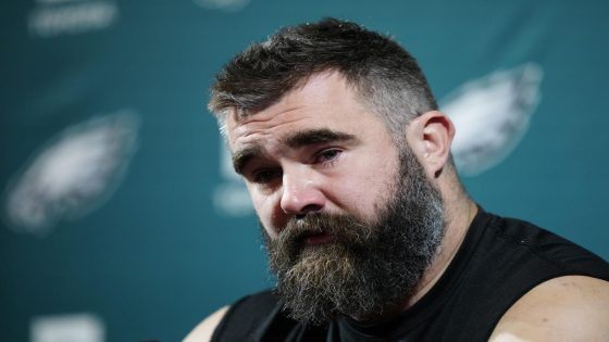 Eagles’ athletic trainer fighting cancer taped Jason Kelce’s ankles one last time for retirement speech – MASHAHER