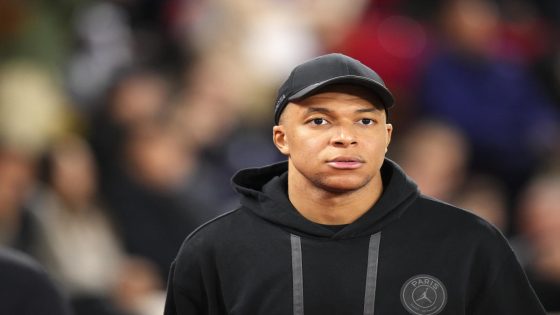 PSG forward Kylian Mbappé reportedly believes he’s being subbed out in retribution – MASHAHER