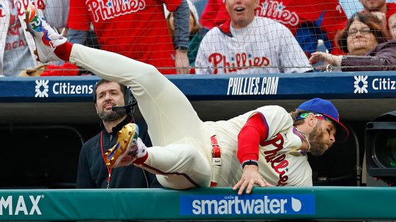 Phillies’ Bryce Harper flips upside down trying to catch ball in dugout – MASHAHER