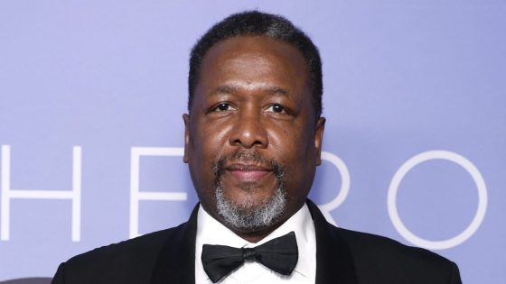 Wendell Pierce Cast as Perry White – MASHAHER