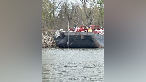 Barge crashes into Oklahoma bridge over the Arkansas River in on Saturday – MASHAHER