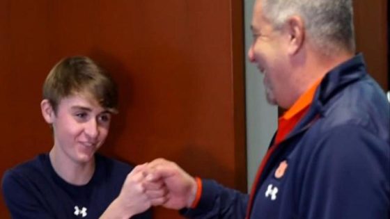 How a student’s friendship with Auburn coach Bruce Pearl gave him the strength to beat leukemia – MASHAHER