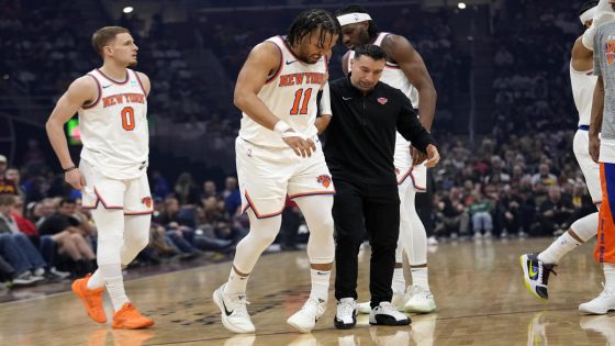 Knicks star Jalen Brunson helped off court with non-contact knee injury in game vs. Cavaliers – MASHAHER