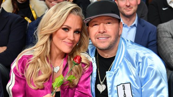 Jenny McCarthy says husband Donnie Wahlberg ‘still gives me butterflies’ with weekly romantic gesture – MASHAHER