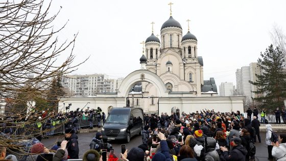 Alexei Navalny: Crowds chant and clap as Putin critic’s hearse arrives for funeral | World News – MASHAHER