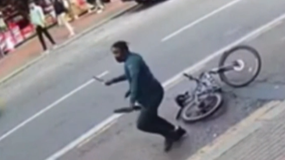 Shocking footage shows London Deliveroo driver being attacked in broad daylight by knife-wielding man | UK News – MASHAHER