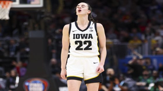 Caitlin Clark’s 2nd-half surge leads Iowa past UConn in Final Four with aid of late controversial call – MASHAHER