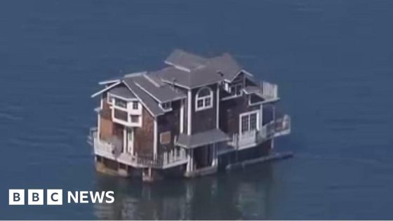 San Francisco: Two-storey houseboat towed through bay – MASHAHER