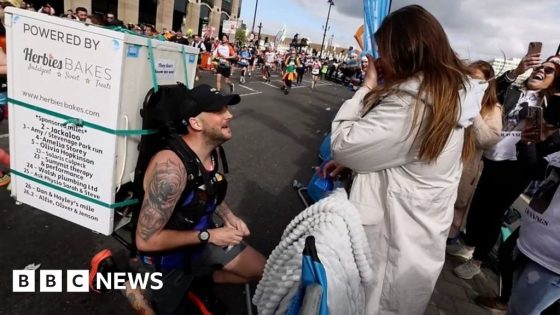 Fridge-wearing marathon runner gets down on one knee – MASHAHER