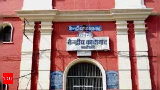 Inmate click pictures inside high-security barrack in Bareilly Central Jail, FIR lodged | Bareilly News – MASHAHER