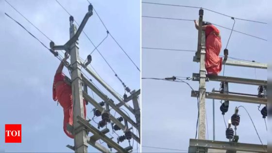 Viral video: Woman climbs electric pole in Uttar Pradesh after fight with husband over extramarital affair | Lucknow News – MASHAHER