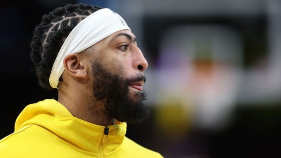 Lakers’ Anthony Davis aggravates eye injury, exits vs. Wolves – MASHAHER