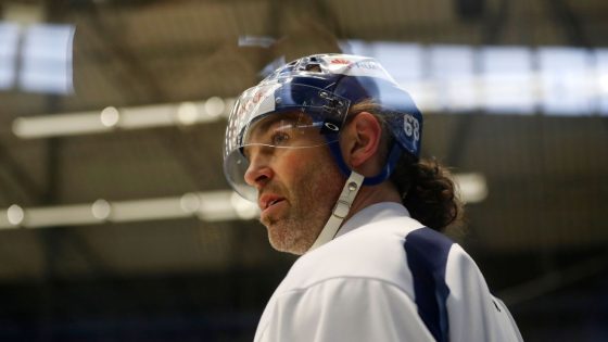 Jaromir Jagr scores in first pro hockey game since turning 52 – MASHAHER