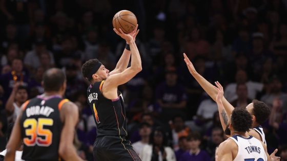 Devin Booker makes halftime buzzer beater – MASHAHER