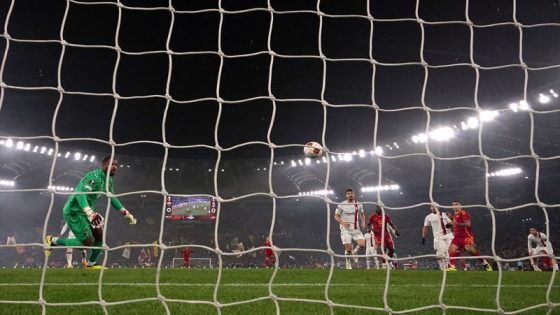 Football: Soccer-Ten-man Roma beat Milan to set up Europa League semi-final with Leverkusen – MASHAHER