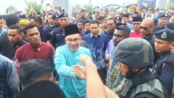 Anwar signs autographs, meets with visitors at Madani Raya event in Sabah – MASHAHER