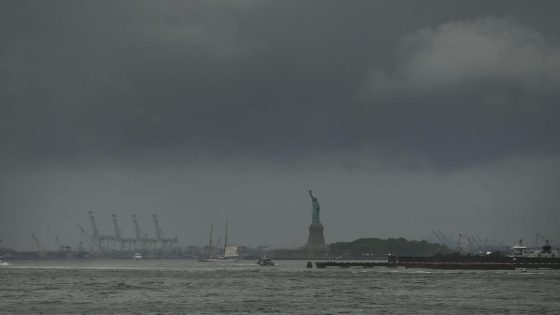 Watch lightning strike the Statue of Liberty, emerge from her torch – MASHAHER