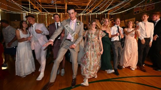 Kevin Bacon’s message sparks ‘Footloose’ dance at Payson High prom – MASHAHER