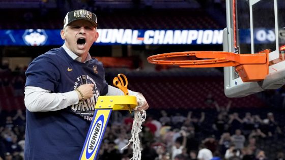 With Kentucky job opening up, Dan Hurley laughs off question about leaving UConn after second straight title win – MASHAHER