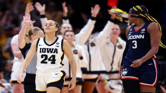 March Madness: The 5 plays that decided Iowa-UConn, including the foul no one was happy about – MASHAHER