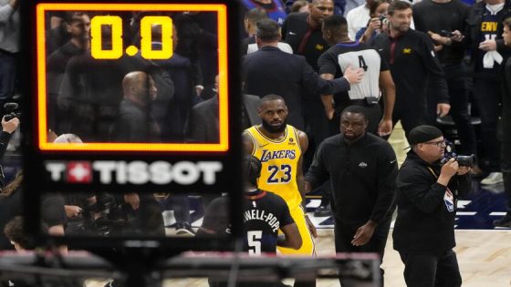 Plaschke: Dagger! Lakers’ epic collapse vs. Nuggets could send them reeling into summer – MASHAHER