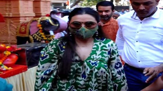 Rani Mukerji offers prayers at Ghanteshwar temple in Mumbai on Hanuman Jayanti, watch : Bollywood News – MASHAHER