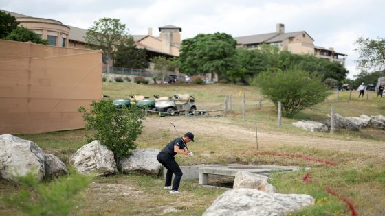 Jordan Spieth hits ball into drainage ditch then clubhouse gutter, 2 days after hole-in-one – MASHAHER