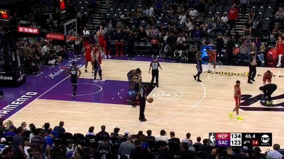 Fan throws chicken wing on court for some reason during Kings’ loss – MASHAHER