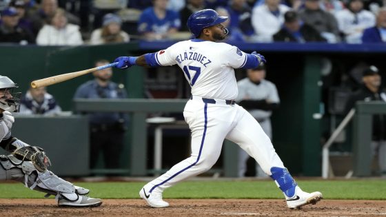 Royals score 8 runs in 7th and beat White Sox 10-1 behind Velázquez, Melendez and Lugo – MASHAHER