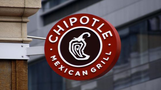 Chipotle reverses protein policy, says workers can choose chicken once again – MASHAHER