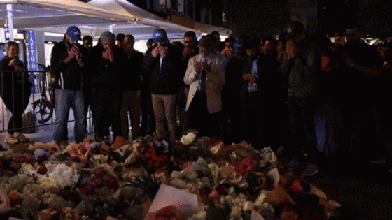 Flowers Left at Sydney Mall in Tribute to Attack Victims – MASHAHER